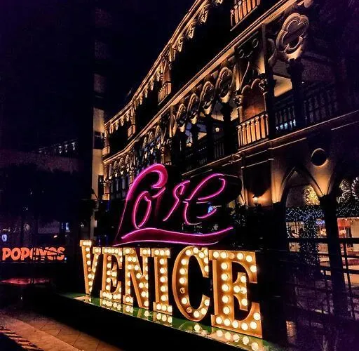 Venice View Balcony At Mckinley Hill