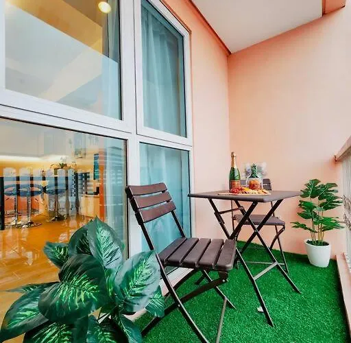Venice View Balcony At Mckinley Hill *