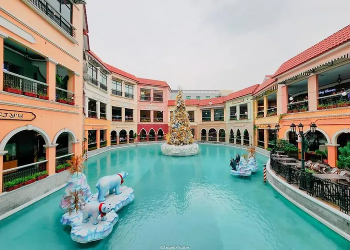 Venice View Balcony At Mckinley Hill